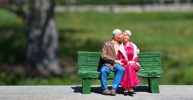 old-couple-sitting-in-park